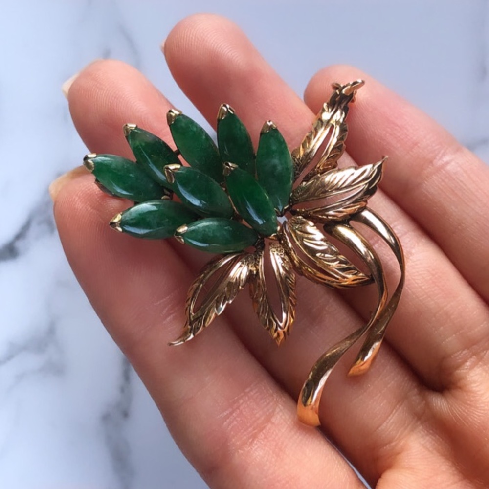 Antique Solid Yellow Gold Brooch with Jadeite
